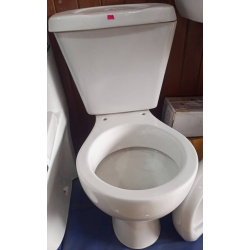 WC simple en céramique, toilette classique pour maison, installation WC standard, sanitaire économique, plomberie et équipement WC, WC pour locaux commerciaux, chasse d’eau efficace, rénovation WC simple, WC durable et fonctionnel